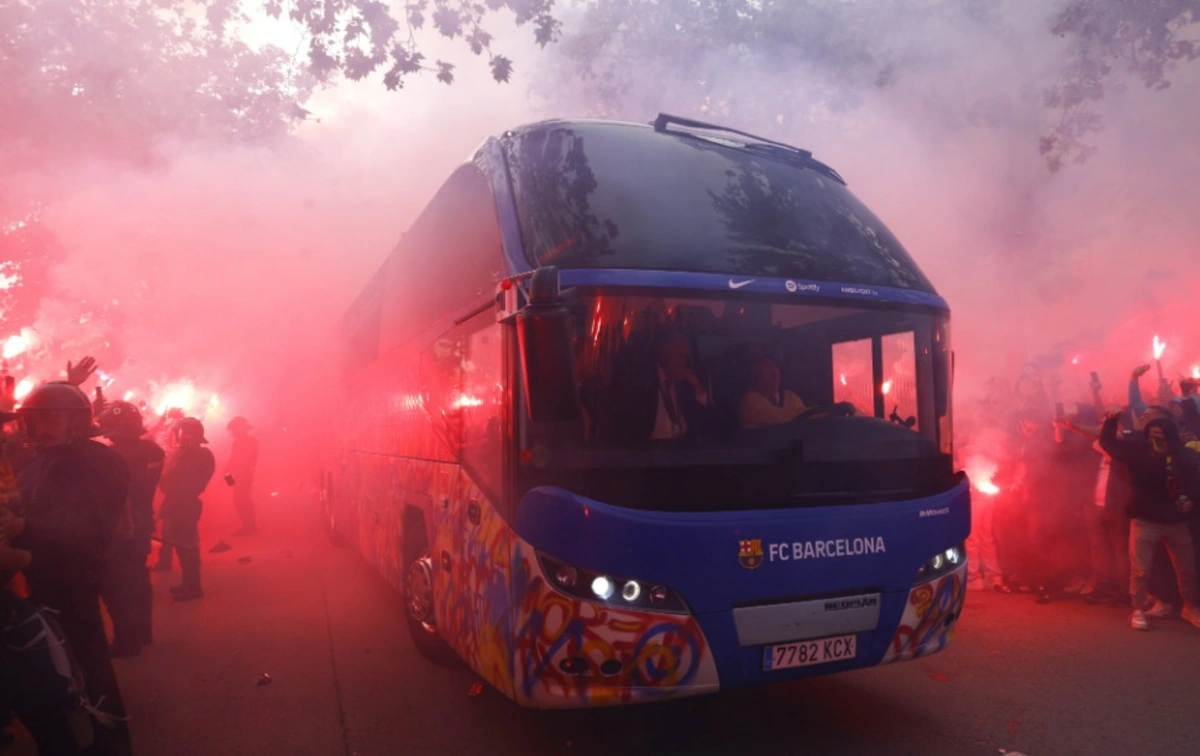 Болельщики "Барселоны" по ошибке атаковали автобус своего клуба - ВИДЕО