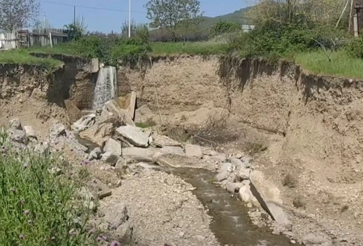 İsmayıllıda torpaq sürüşməsi problemi: “Ölməsək, işimizi həll edən olmur” - VİDEO