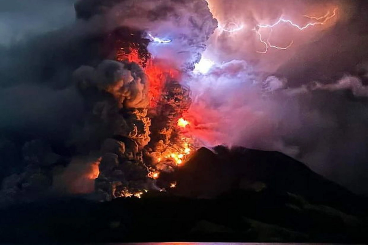 İndoneziyada üzərinə ildırım düşən vulkan yenidən püskürdü: Hava limanı bağlandı - FOTO