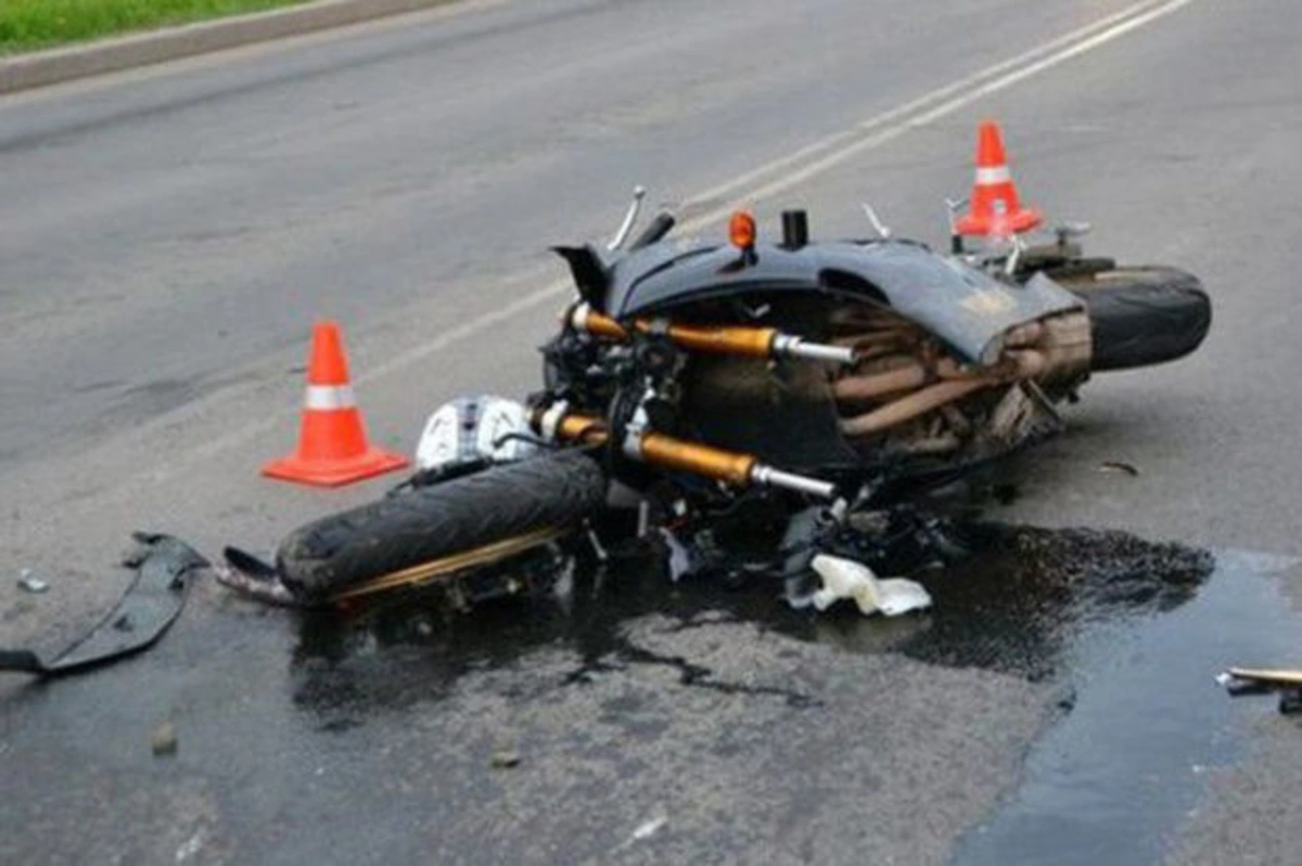 В Баку автомобиль сбил 17-летнего мотоциклиста