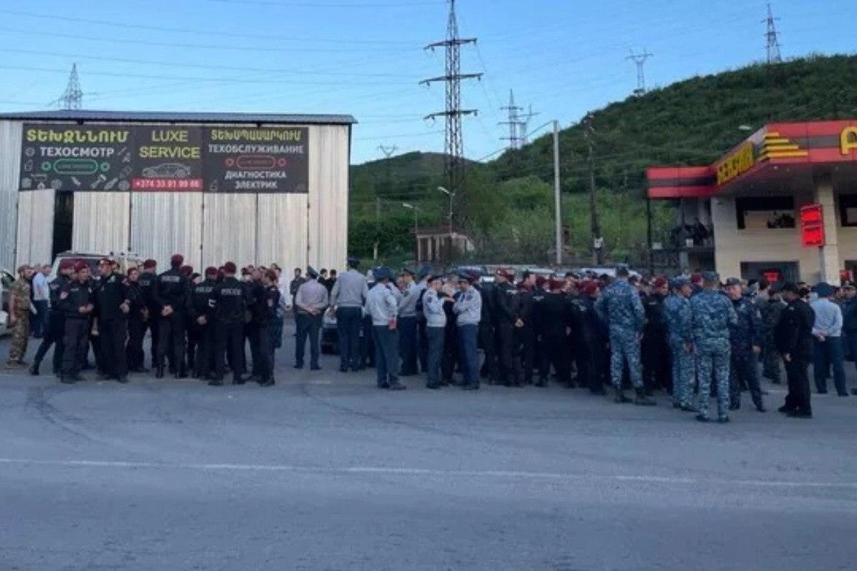 Ermənistan polisi Tavuşda yolu bağlayanları saxlayıb - VİDEO