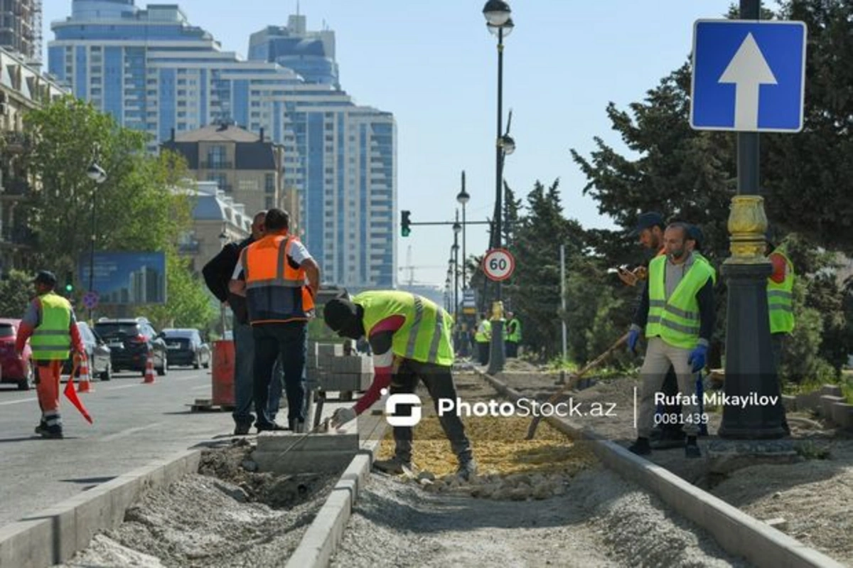 На одном из главных проспектов Баку прокладывают велодорожку и обновляют тротуар - ФОТОРЕПОРТАЖ