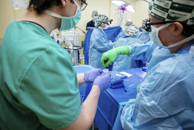ABŞ-də ilk dəfə insana süni ürək və donuz böyrəyi implantasiya edilib - FOTO/VİDEO