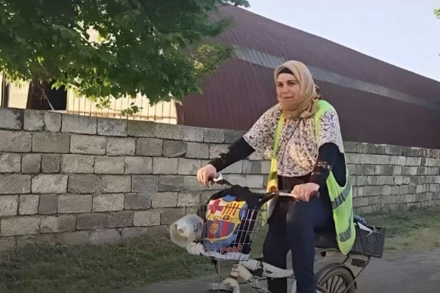 Единственная женщина в Масаллинском районе, ездящая на работу на велосипеде - ВИДЕО