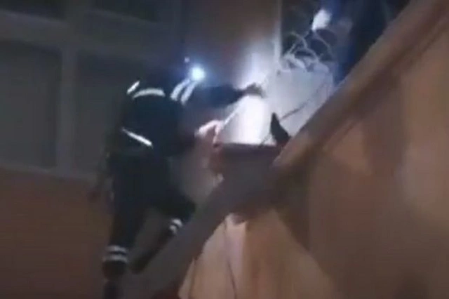 В Баку женщина упала с пятого этажа и осталась жива - ВИДЕО