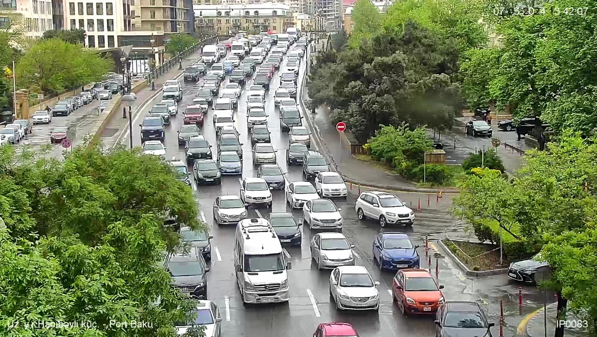 Bakıda daha bir qəza: Mərkəz istiqamətində sıxlıq yaranıb - YENİLƏNİB + FOTO