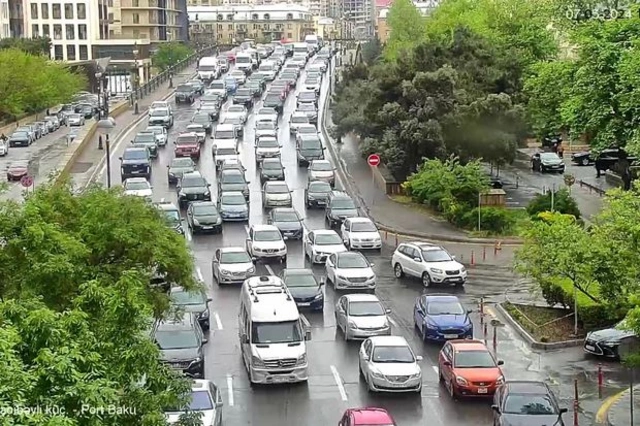Еще одна авария в Баку: в направлении центра образовался затор - ОБНОВЛЕНО + ФОТО