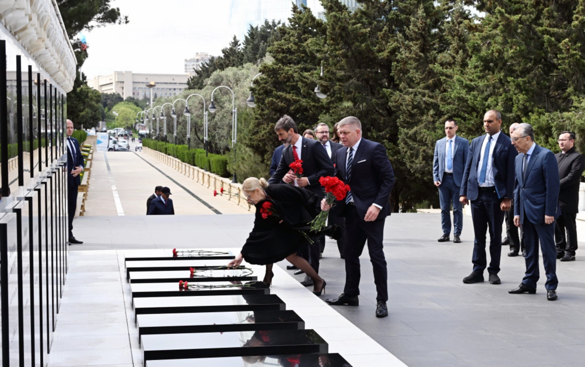 Slovakiyanın baş naziri Şəhidlər xiyabanını ziyarət edib - FOTO