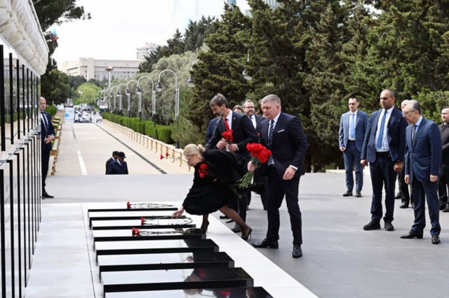 Премьер-министр Словакии посетил Аллею шехидов - ФОТО