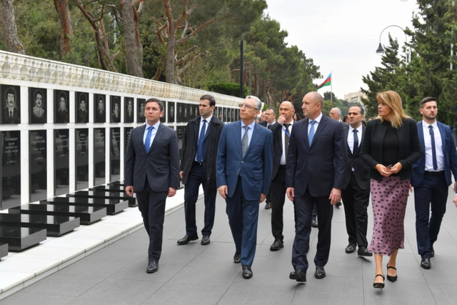 Bolqarıstan Prezidenti Rumen Radev Bakıda şəhidlərin xatirəsini anıb - FOTO
