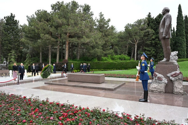 Президент Болгарии посетил могилу общенационального лидера Гейдара Алиева - ФОТО