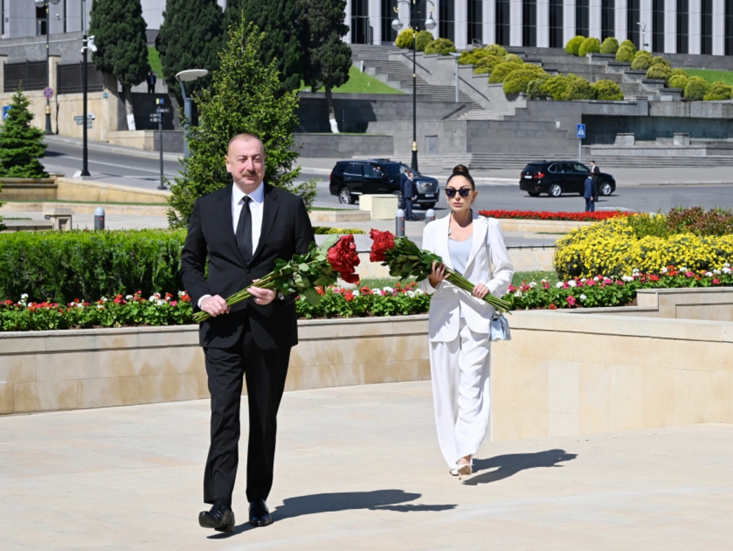 İlham Əliyev və Mehriban Əliyeva Həzi Aslanovun məzarını ziyarət ediblər - FOTO/VİDEO