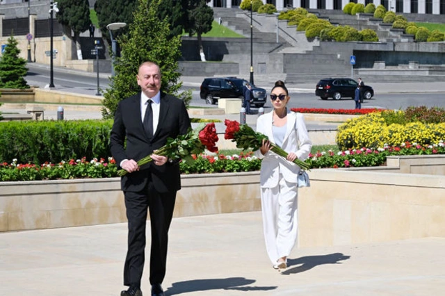 Ильхам Алиев и Мехрибан Алиева почтили память сынов Азербайджана, погибших за Победу над фашизмом - ФОТО/ВИДЕО