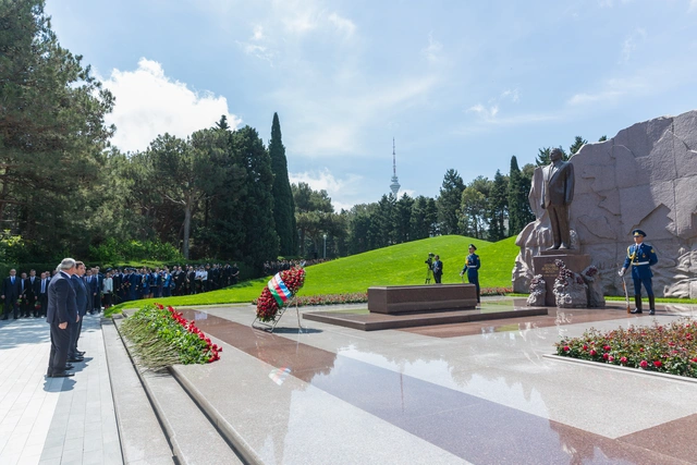 Коллектив AZAL почтил память великого лидера Гейдара Алиева - ФОТО