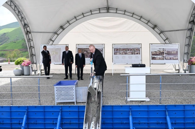 Президент Ильхам Алиев заложил фундамент поселка Туршсу Шушинского района - ОБНОВЛЕНО + ФОТО