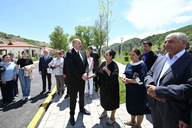 Президент Ильхам Алиев встретился с жителями, вернувшимися в село Сус Лачынского района - ОБНОВЛЕНО + ФОТО