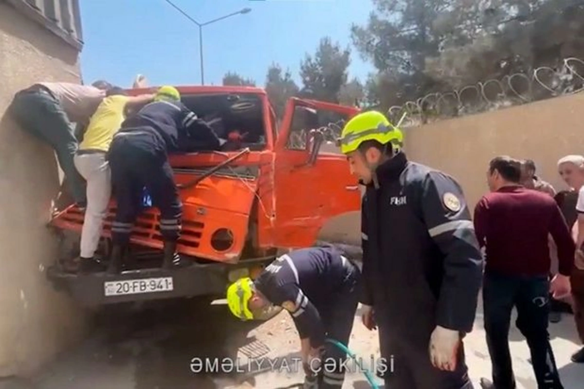 В Хырдалане столкнулись грузовые автомобили: есть пострадавший - ВИДЕО