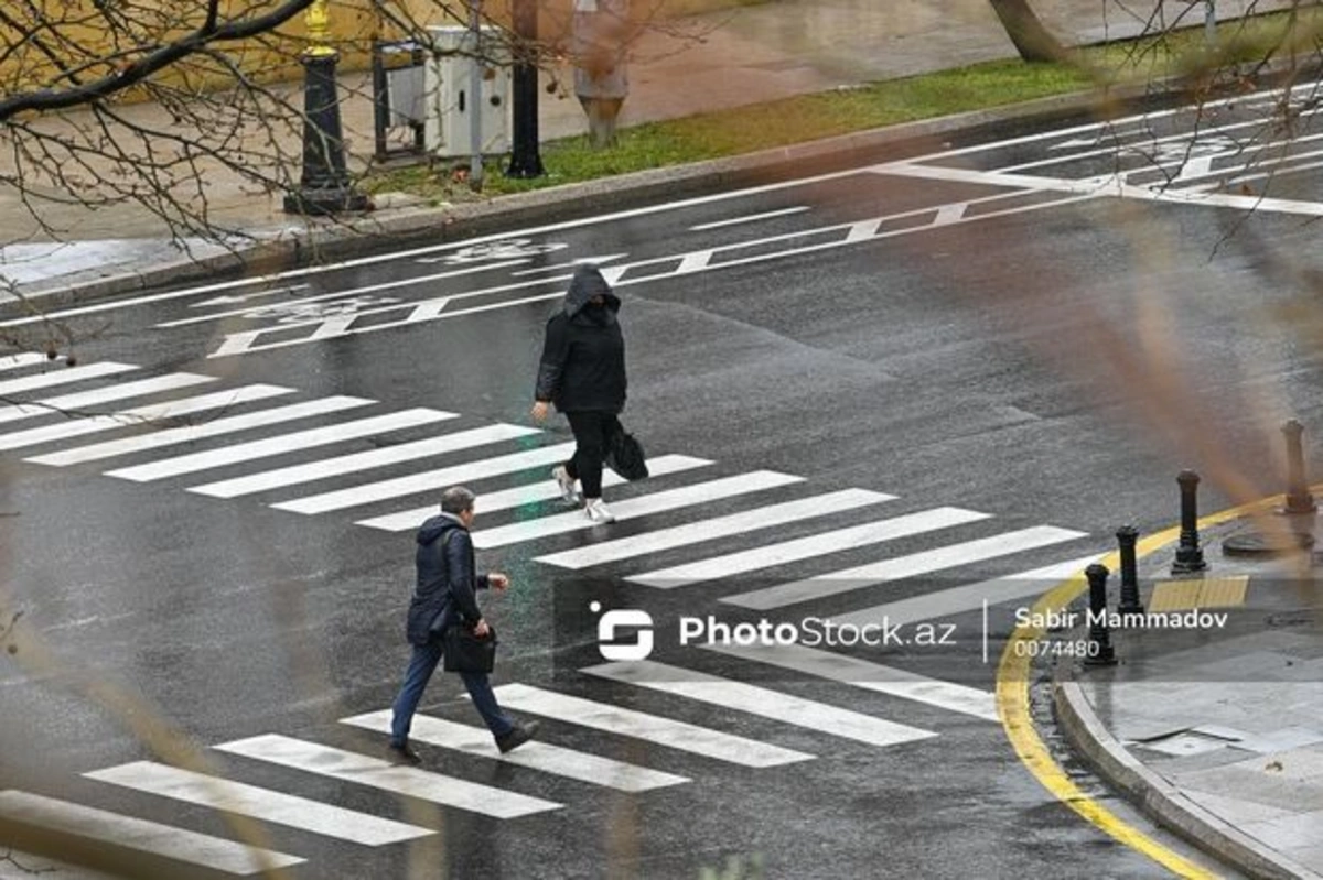 В Хатаинском районе Баку молодого человека сбил автомобиль