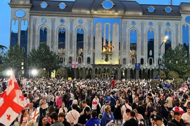 В Тбилиси протестующие против закона об иноагентах перекрыли площадь Героев - ОБНОВЛЕНО + ВИДЕО