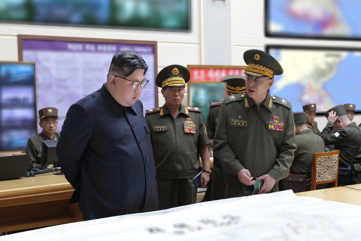 Ким Чен Ын ознакомился с новой тактической ракетной системой - ФОТО