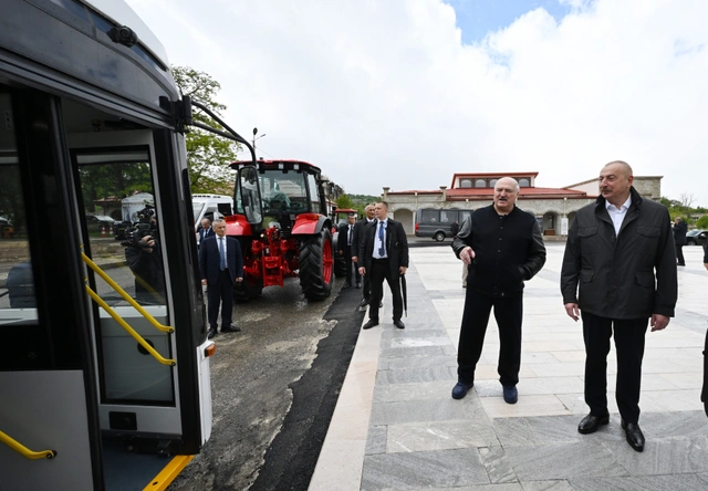 Aleksandr Lukaşenko Şuşaya traktor bağışlayıb - FOTO