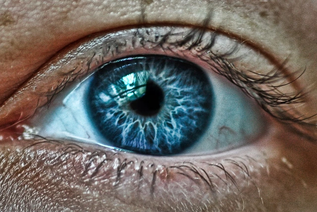 В сети распространилась информация об операции по изменению цвета глаз