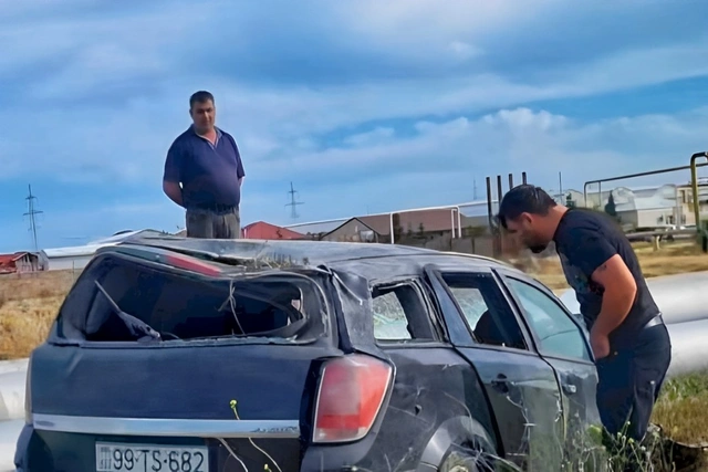 ДТП В Баку: перевернулся легковой автомобиль
