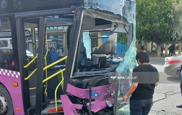 Bakıda iki sərnişin avtobusu toqquşdu: 6 nəfər xəsarət aldı