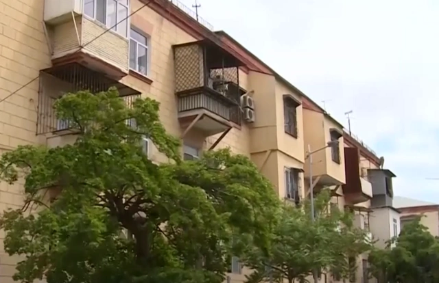 В Баку массово выставляют на продажу квартиры в старых пятиэтажках