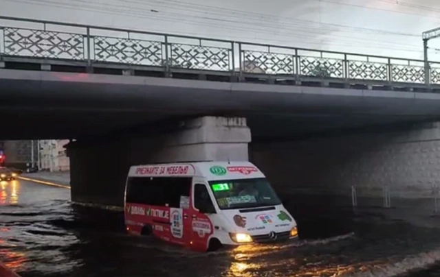 В столице Беларуси сильный ливень затопил несколько улиц и станцию метро