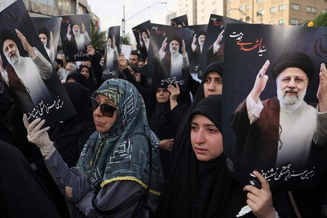 Сотни жителей Тегерана вышли на улицы для участия в траурном митинге
