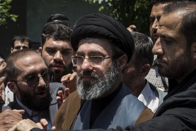 СМИ: Смерть Раиси делает сына Хаменеи главным возможным преемником отца