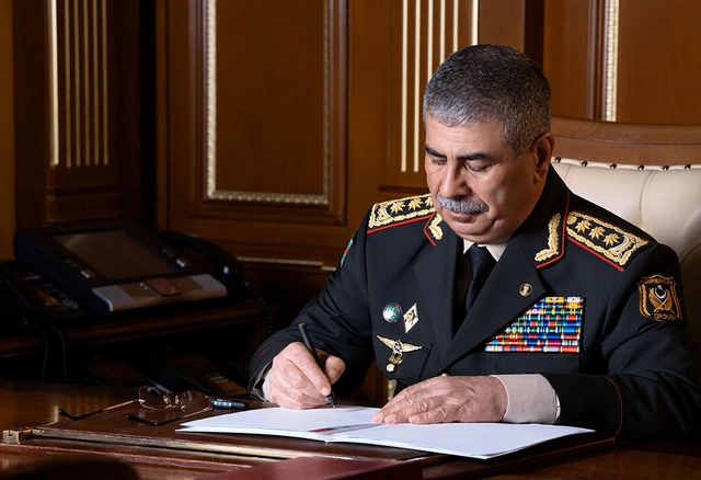 Министр обороны Азербайджана выразил соболезнования иранской стороне