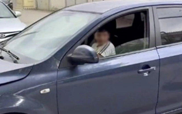 В Баку 15-летний подросток покатал друзей на автомобиле: полиция задержала его отца