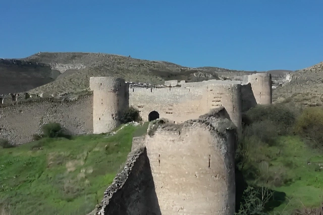 Аскеранская крепость: новые кадры восточных ворот Карабаха
