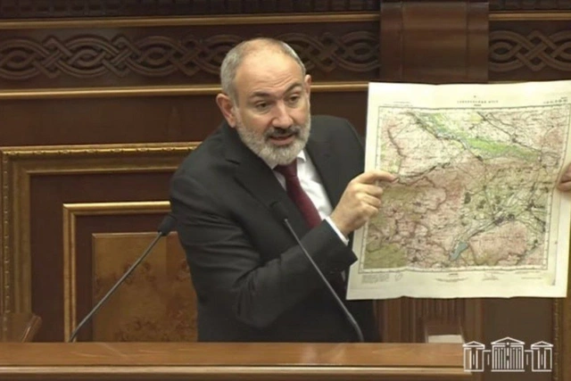 Пашинян показал в парламенте карту, по которой осуществляется делимитация с Азербайджаном