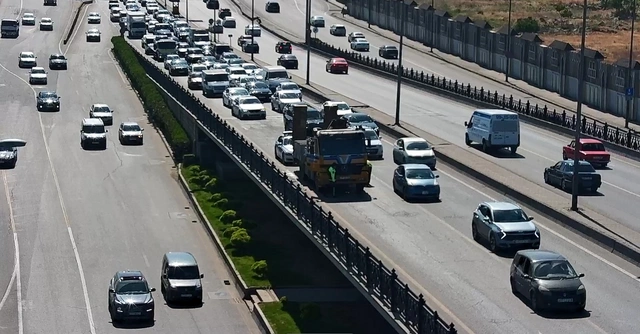 Вниманию водителей: в Баку из-за застрявшего на дороге грузовика образовался затор