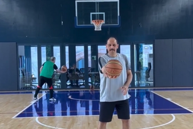 Глава турецкой разведки продемонстрировал свои баскетбольные навыки