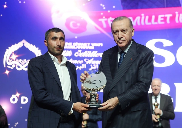 Эрдоган наградил азербайджанца, собиравшего помощь для пострадавших от землетрясения в Турции