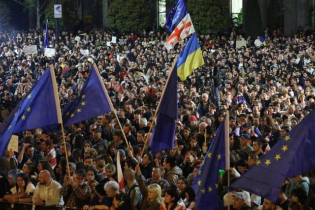 Противники закона об иноагентах проводят митинг у здания грузинского МВД