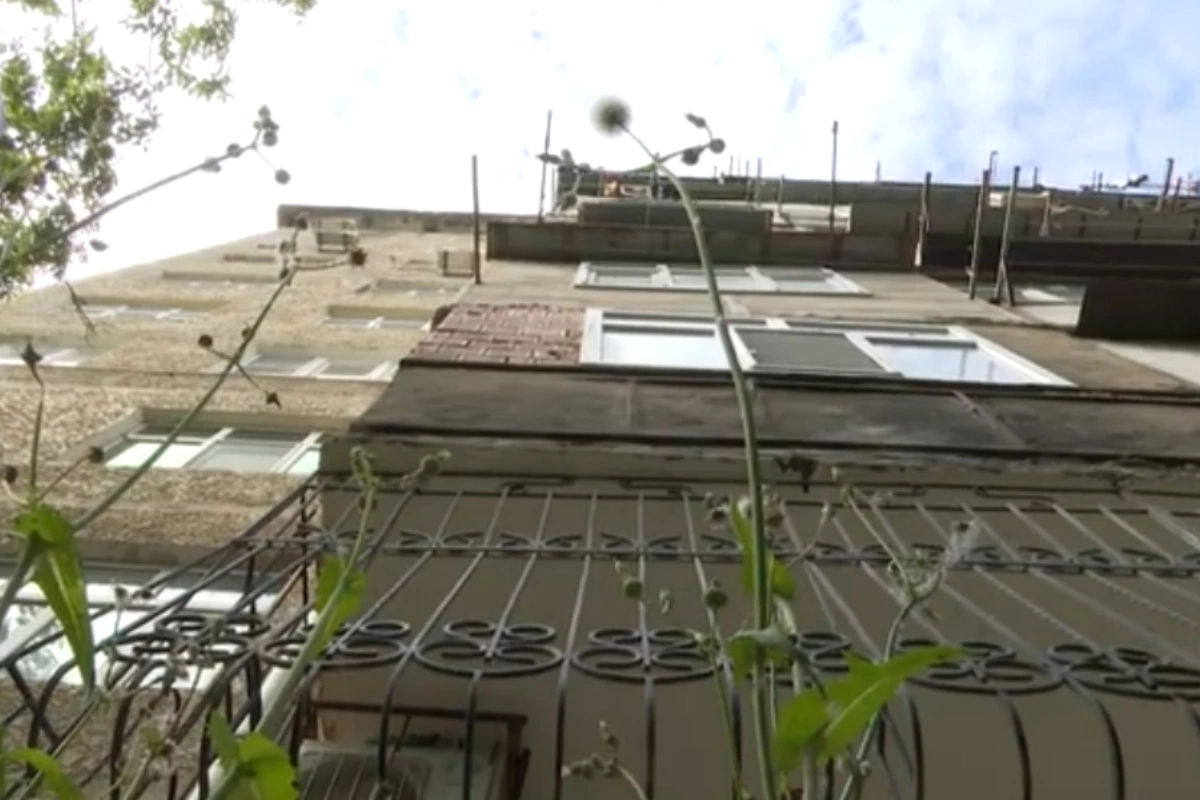 В Баку 68-летний мужчина скончался в результате падения с шестого этажа здания