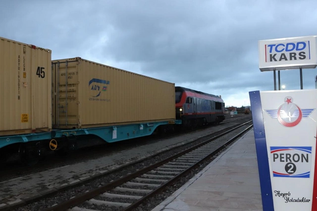 В Турцию по модернизированному маршруту ж/д линии БТК прибыл первый грузовой состав