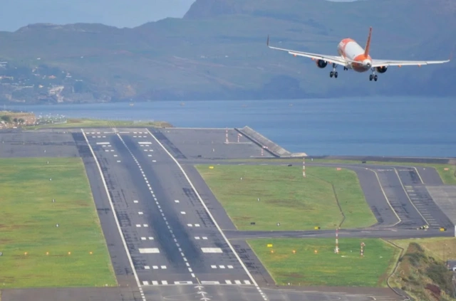 Аэропорт Новой Каледонии закроют до 2 июня