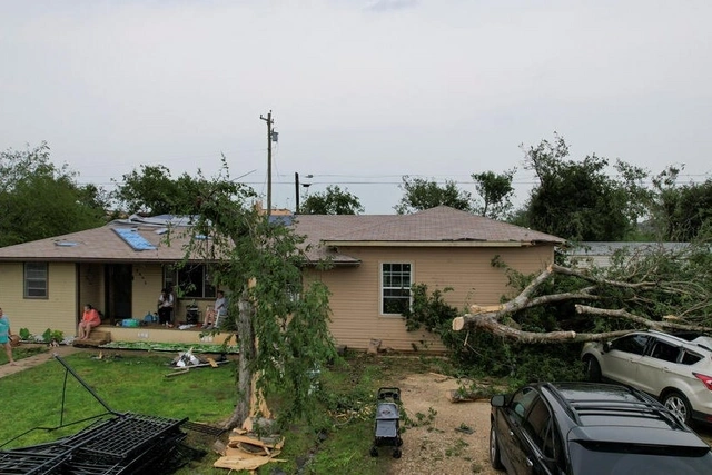 Число погибших от ураганов и торнадо в США возросло до 18