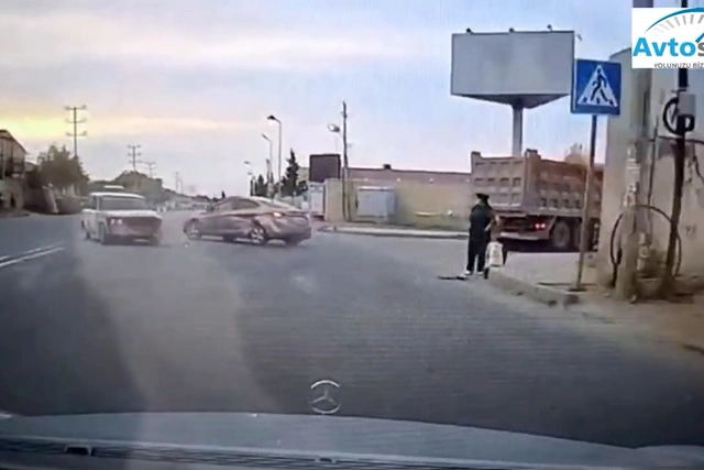 Момент аварии в Баку попал на камеру: водитель Hyundai нарушил ПДД и спровоцировал столкновение