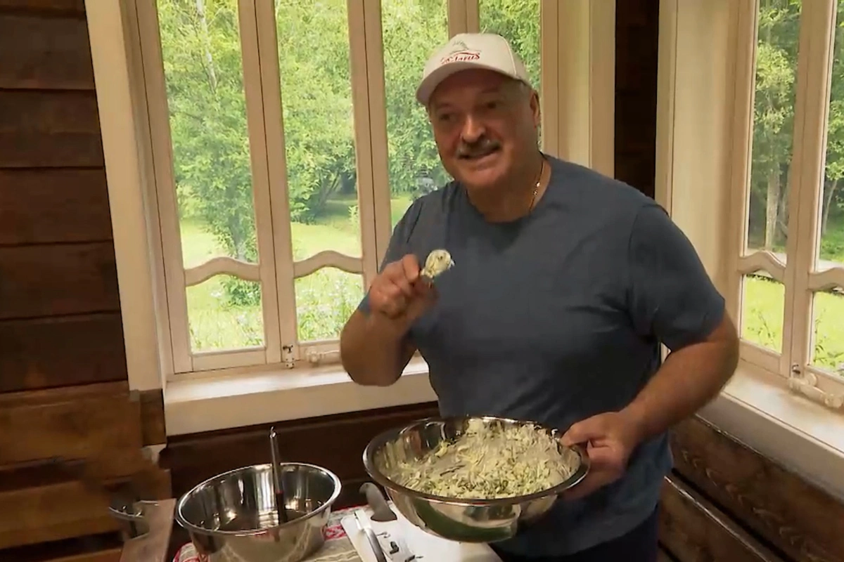 Стал известен рецепт салата "Молодость", которым Лукашенко угощал Путина
