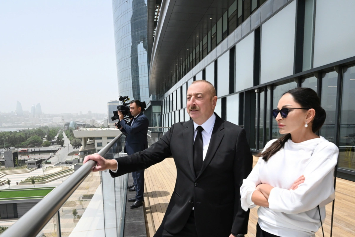Ильхам Алиев и Мехрибан Алиева приняли участие в открытии ТЦ Crescent Mall в Баку
