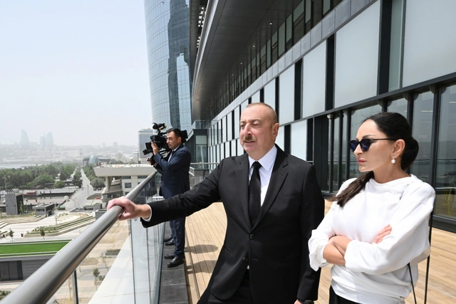 Ильхам Алиев и Мехрибан Алиева приняли участие в открытии ТЦ Crescent Mall в Баку