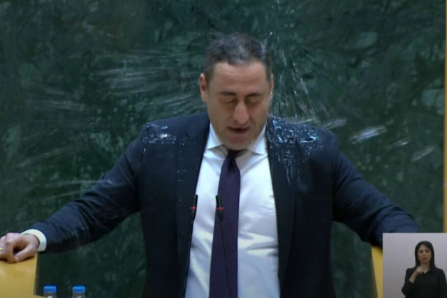 В парламенте Грузии оппозиционера облили водой