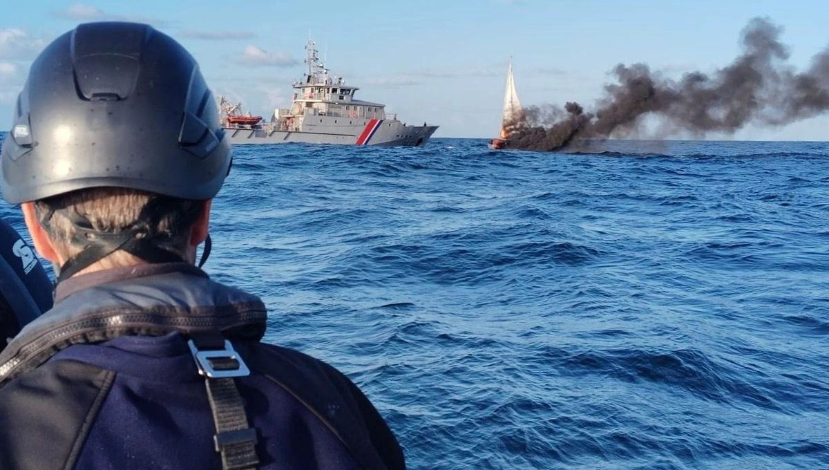 В Бискайском заливе экипаж попытался сжечь яхту с более 400 кг кокаина на борту